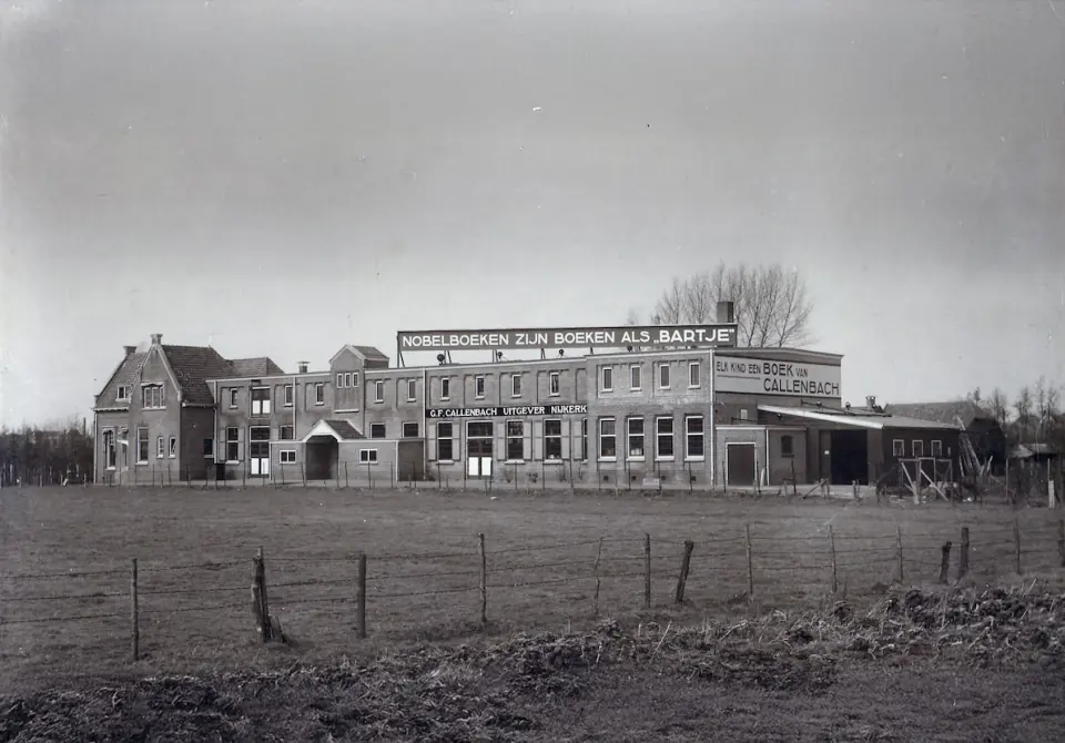 Historische zwart-witfoto van een gebouw aan de rand van Nijkerk