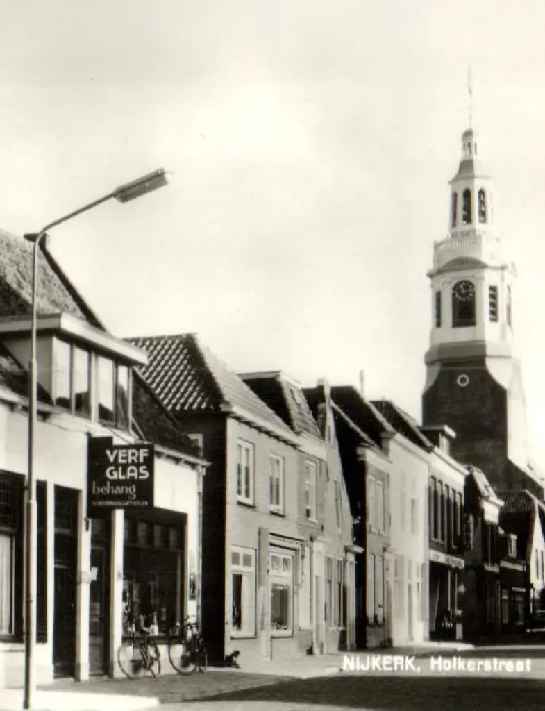 Historische zwart-witfoto van de Holkerstraat in Nijkerk met de kerktoren