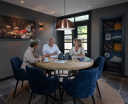 Adviesgesprek met de makelaar aan een tafel